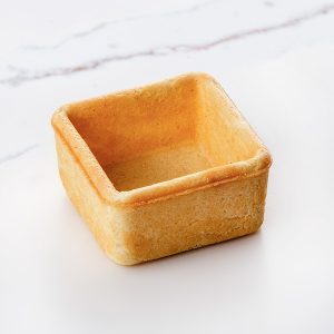Tartaleta de pasta brisa de forma cuadrada de sabor dulce, salada o neutra. Lista para ser rellenada.